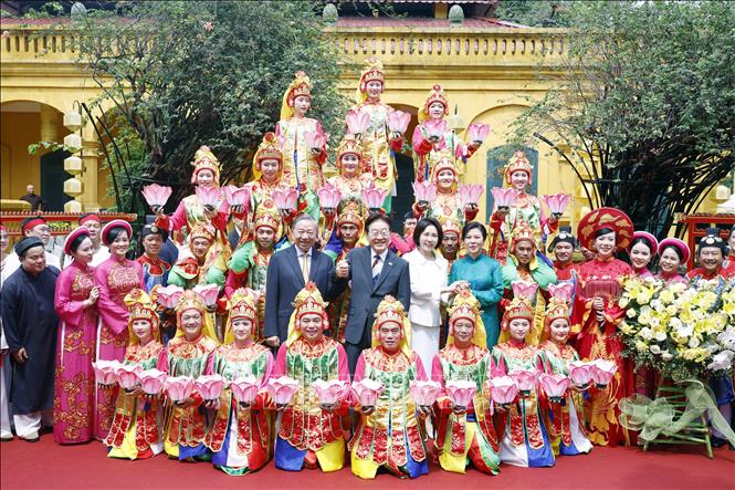 Tổng Bí thư, Chủ tịch nước Tô Lâm và Phu nhân Ngô Phương Ly cùng Tổng thống Hàn Quốc Lee Jae Myung và Phu nhân Kim Hye Kyung chụp ảnh chung với các nghệ sĩ biểu diễn nghệ thuật chào mừng. Ảnh: Thống Nhất – TTXVN