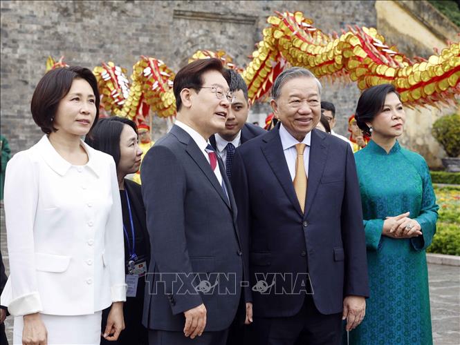 Tổng Bí thư, Chủ tịch nước Tô Lâm và Phu nhân Ngô Phương Ly cùng Tổng thống Hàn Quốc Lee Jae Myung và Phu nhân Kim Hye Kyung tại Hoàng Thành Thăng Long. Ảnh: Thống Nhất – TTXVN