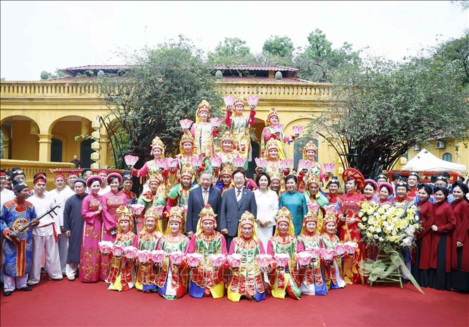 Tổng Bí thư, Chủ tịch nước Tô Lâm và Phu nhân Ngô Phương Ly cùng Tổng thống Hàn Quốc Lee Jae Myung và Phu nhân Kim Hye Kyung chụp ảnh chung với các nghệ sĩ biểu diễn nghệ thuật chào mừng. Ảnh: Thống Nhất – TTXVN