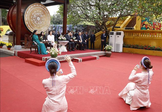 Tổng Bí thư, Chủ tịch nước Tô Lâm và Phu nhân Ngô Phương Ly cùng Tổng thống Hàn Quốc Lee Jae Myung và Phu nhân Kim Hye Kyung thưởng trà và xem chương trình biểu diễn nghệ thuật chào mừng. Ảnh: Thống Nhất – TTXVN
