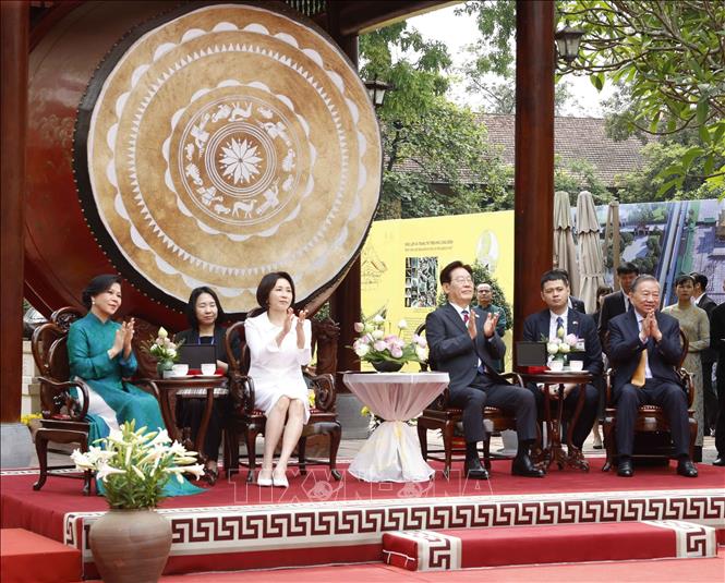 Tổng Bí thư, Chủ tịch nước Tô Lâm và Phu nhân Ngô Phương Ly cùng Tổng thống Hàn Quốc Lee Jae Myung và Phu nhân Kim Hye Kyung thưởng trà và xem chương trình biểu diễn nghệ thuật chào mừng. Ảnh: Thống Nhất – TTXVN