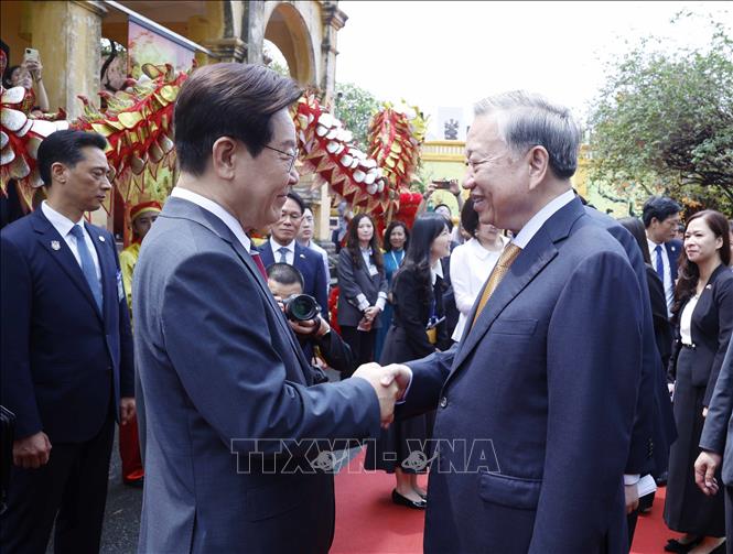 Tổng Bí thư, Chủ tịch nước Tô Lâm tiễn Tổng thống Hàn Quốc Lee Jae Myung. Ảnh: Thống Nhất – TTXVN