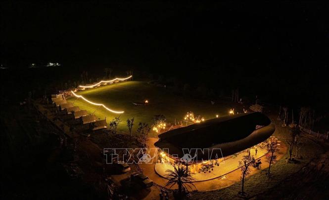 Du khách có thể hòa mình vào thiên nhiên khi trải nghiệm dịch vụ bãi cắm trại du lịch tại Phong Nha Valley (xã Phong Nha, Quảng Trị). Ảnh: TTXVN phát