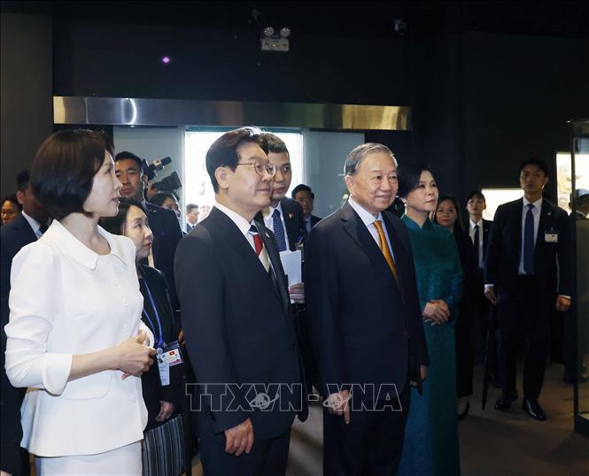Tổng Bí thư, Chủ tịch nước Tô Lâm và Phu nhân Ngô Phương Ly cùng Tổng thống Hàn Quốc Lee Jae Myung và Phu nhân Kim Hye Kyung tham quan Phòng Trưng bày Thăng Long - Hà Nội. Ảnh: Thống Nhất – TTXVN