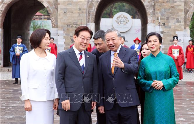 Tổng Bí thư, Chủ tịch nước Tô Lâm và Phu nhân Ngô Phương Ly cùng Tổng thống Hàn Quốc Lee Jae Myung và Phu nhân Kim Hye Kyung tại Hoàng Thành Thăng Long. Ảnh: Phạm Kiên - TTXVN