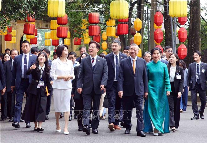 Tổng Bí thư, Chủ tịch nước Tô Lâm và Phu nhân Ngô Phương Ly cùng Tổng thống Hàn Quốc Lee Jae Myung và Phu nhân Kim Hye Kyung tham quan Hoàng Thành Thăng Long. Ảnh: Phạm Kiên - TTXVN