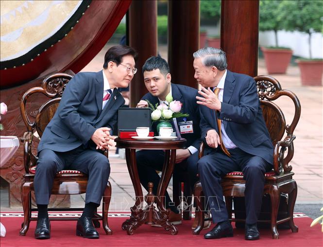 Tổng Bí thư, Chủ tịch nước Tô Lâm nói chuyện thân mật với Tổng thống Hàn Quốc Lee Jae Myung. Ảnh: Thống Nhất – TTXVN