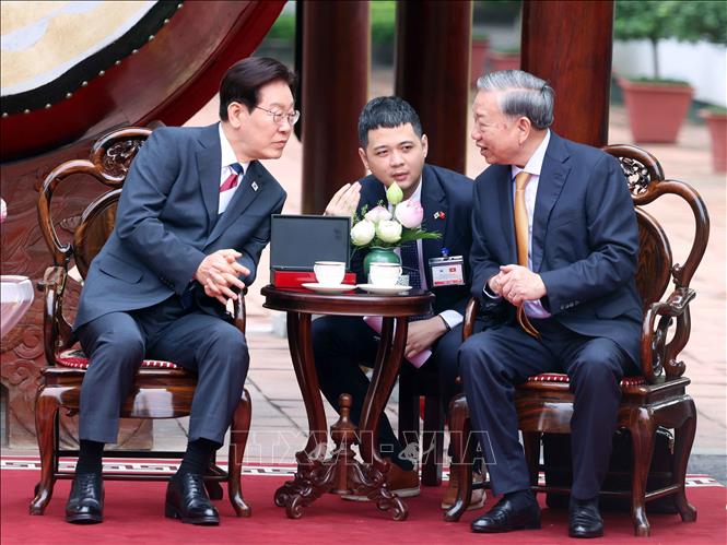 Tổng Bí thư, Chủ tịch nước Tô Lâm nói chuyện thân mật với Tổng thống Hàn Quốc Lee Jae Myung. Ảnh: Thống Nhất – TTXVN