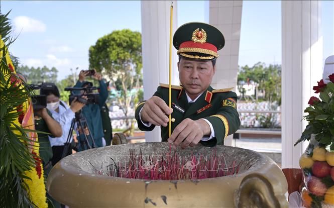 Thiếu tướng Trương Thanh Phong, Phó Tham mưu trưởng Quân khu 9, dâng hương tại Đài tưởng niệm các anh hùng liệt sĩ. Ảnh: Văn Sĩ - TTXVN