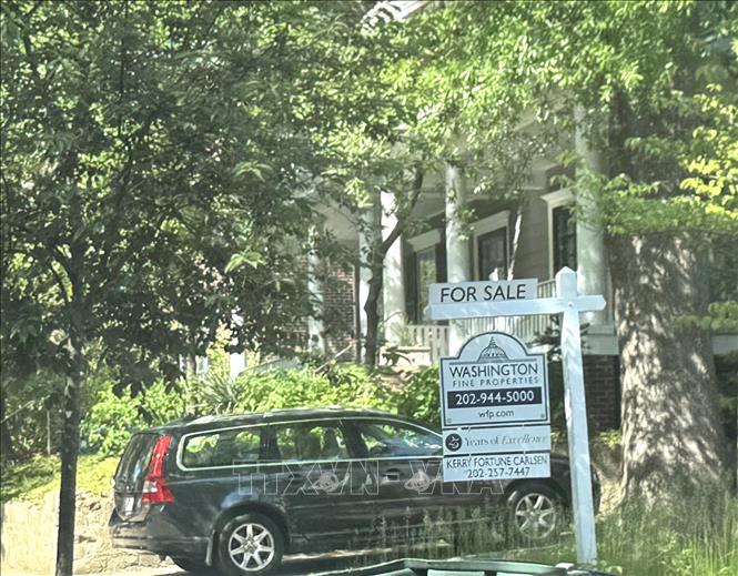 Một căn nhà đang rao bán nằm trên đường Reno ở thủ đô Washington D.C (Mỹ). Ảnh: Đoàn Hùng - PV TTXVN tại Mỹ