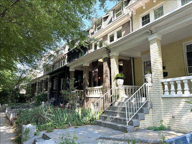 Một dãy nhà liền kề thuộc phân khúc trung bình ở phía Tây Bắc thủ đô Washington D.C (Mỹ). Ảnh: Đoàn Hùng - PV TTXVN tại Mỹ