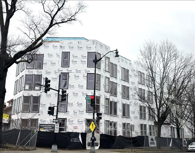 Một khu chung cư đang thi công trên đoạn giao cắt giữa đường Wisconsin và Idaho ở thủ đô Washington D.C (Mỹ). Ảnh: Đoàn Hùng - PV TTXVN tại Mỹ