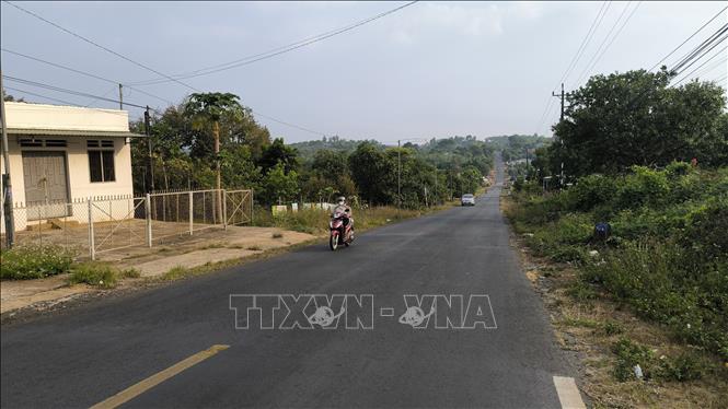 Hệ thống đường giao thông tại xã Bom Bo được đầu tư rộng rãi, sạch đẹp phục vụ tốt nhu cầu đi lại của người dân. Ảnh: Nhật Bình – TTXVN