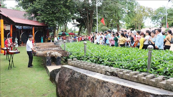 Các nghệ nhân biểu diễn đánh đàn đá tại Khu Bảo tồn Văn hóa dân tộc S’tiêng sóc Bom Bo thu hút đông đảo khách du lịch. Ảnh: Nhật Bình – TTXVN