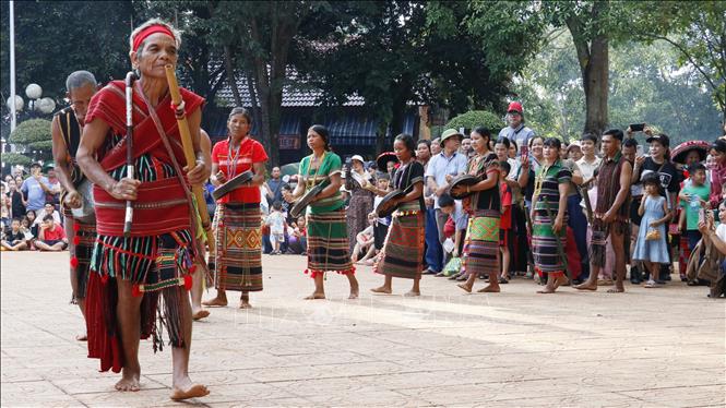 Khu Bảo tồn Văn hóa dân tộc S’tiêng sóc Bom Bo là nơi phục dựng các lễ hội truyền thống của đồng bào dân tộc thiểu số thu hút đông đảo nhân dân và du khách đến tham quan. Ảnh: Nhật Bình – TTXVN