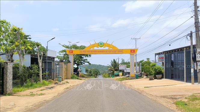 Đường giao thông nông thôn được đầu tư khang trang, sạch đẹp tại xã Bom Bo phục vụ tốt nhu cầu đi lại của người dân. Ảnh: Nhật Bình – TTXVN