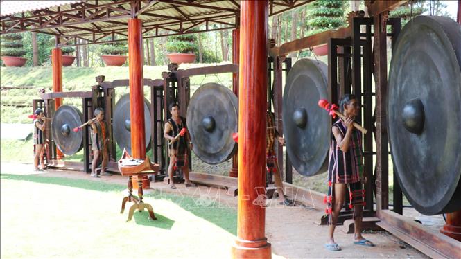 Các nghệ nhân biểu diễn đánh cồng chiêng tại Khu Bảo tồn Văn hóa dân tộc S’tiêng sóc Bom Bo. Ảnh: Nhật Bình – TTXVN