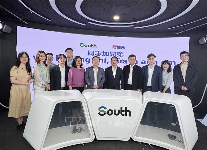 Đoàn đại biểu TTXVN do Phó Tổng Giám đốc Nguyễn Tuấn Hùng dẫn đầu thăm và làm việc với Nhật báo Phương Nam có trụ sở tại Quảng Châu (Trung Quốc). Ảnh: THX/TTXVN phát