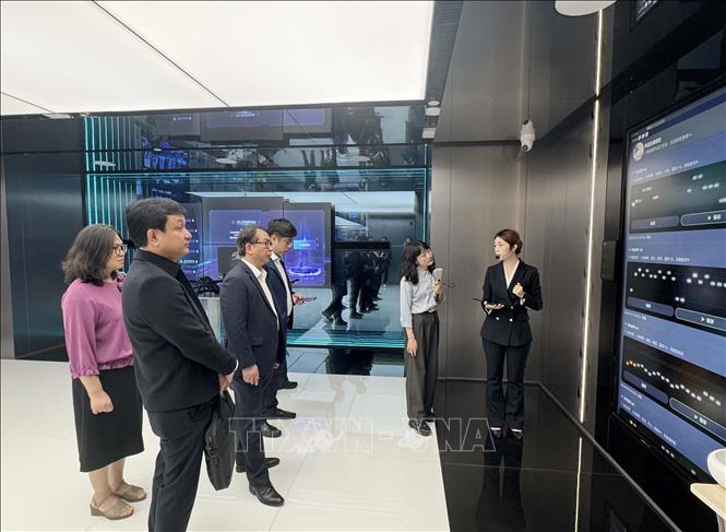 Đoàn đại biểu TTXVN thăm quan tìm hiểu tại Trung tâm Sức mạnh tính toán Bà Châu, Quảng Châu (Trung Quốc). Ảnh: THX/TTXVN phát