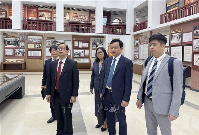 Đoàn đại biểu TTXVN do Phó Tổng Giám đốc Nguyễn Tuấn Hùng dẫn đầu thăm quan Nhà truyền thống của Tân Hoa xã. Ảnh: THX/TTXVN phát