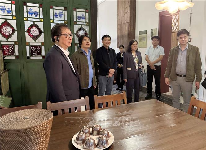 Đoàn đại biểu TTXVN thăm quan di tích trụ sở Việt Nam Thanh niên Cách mạng đồng chí Hội tại Quảng Châu (Trung Quốc). Ảnh: TTXVN phát