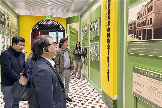 Đoàn đại biểu TTXVN thăm quan di tích trụ sở Việt Nam Thanh niên Cách mạng đồng chí Hội tại Quảng Châu (Trung Quốc). Ảnh: TTXVN phát