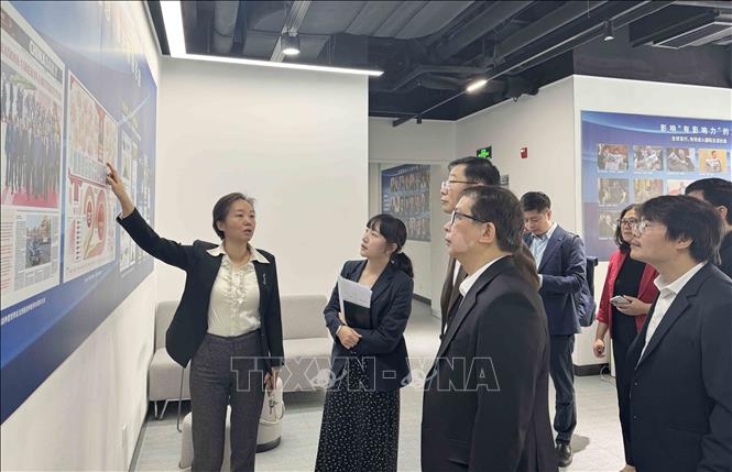 Đoàn đại biểu TTXVN thăm và làm việc với Nhật báo Trung Quốc (China Daily) có trụ sở tại Bắc Kinh. Ảnh: TTXVN phát