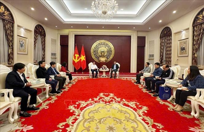 Đoàn đại biểu TTXVN thăm và làm việc với Đại sứ quán Việt Nam tại Trung Quốc. Ảnh: TTXVN phát