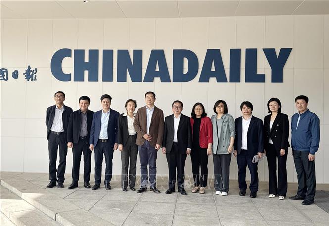 Đoàn đại biểu TTXVN do Phó Tổng Giám đốc Nguyễn Tuấn Hùng dẫn đầu thăm và làm việc với Nhật báo Trung Quốc (China Daily) có trụ sở tại Bắc Kinh. Ảnh: TTXVN phát