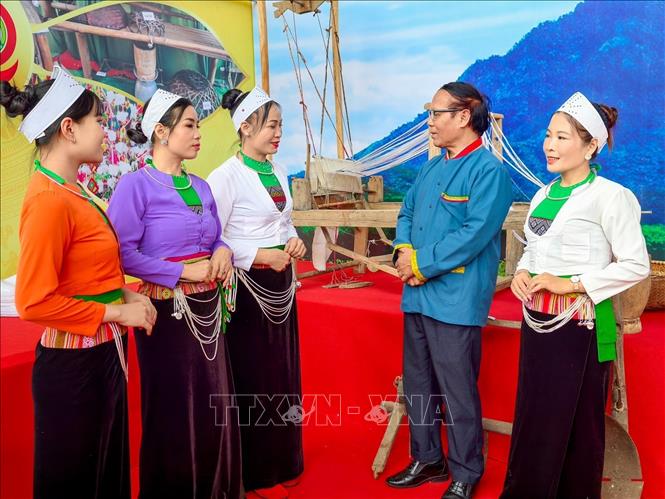 Người có uy tín trong đồng bào dân tộc thiểu số phát huy vai trò cầu nối giữa chính quyền và người dân. Hùng Mạnh - TTXVN