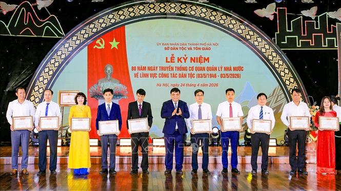 Các tập thể và cá nhân được khen thưởng tại buổi lễ. Ảnh: Hùng Mạnh - TTXVN