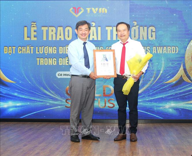 Thạc sĩ Bác sĩ Phạm Thanh Vũ, Chủ tịch Hội đồng Quản trị Bệnh viện Đa khoa Thanh Vũ Medic Bạc Liêu đón nhận đón giải thưởng Vàng trong điều trị đột quỵ. Ảnh: Chanh Đa - TTXVN