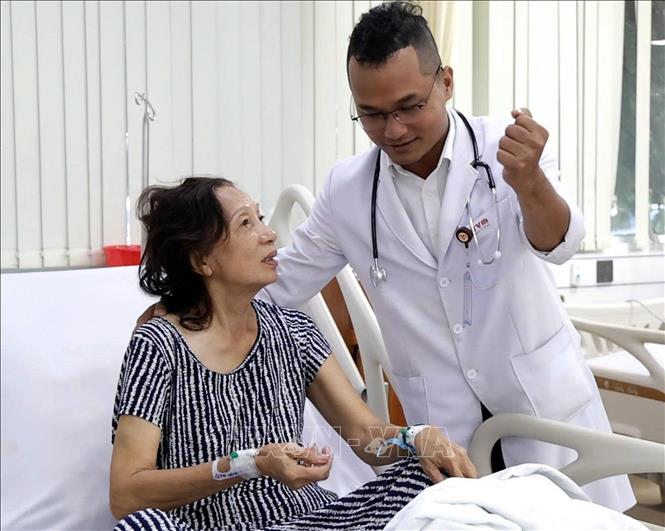 Bác sĩ thăm khám, kiểm tra sức khỏe bệnh nhân bị đột quỵ được điều trị tại Bệnh viện Đa khoa Thanh Vũ Medic Bạc Liêu. Ảnh: Chanh Đa - TTXVN