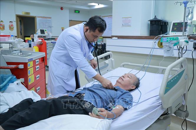 Việc kết hợp giữa công nghệ hiện đại và quy trình cấp cứu chuẩn hóa đã góp phần nâng cao đáng kể hiệu quả điều trị đột quỵ, đồng thời giảm nguy cơ di chứng cho người bệnh. Ảnh: Chanh Đa - TTXVN