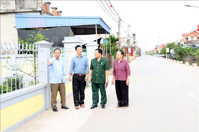 Gia đình cựu chiến binh Vũ Thanh Hải (thứ 2, từ trái sang), xã Cát Thành, tỉnh Ninh Bình đã tự nguyện hiến đất làm đường trục thôn. Ảnh: Nguyễn Lành - TTXVN 