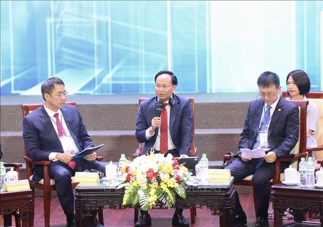 Phó Chủ tịch UBND tỉnh Bắc Ninh Phạm Văn Thịnh (ở giữa) trao đổi tại Diễn đàn “Tái định vị chuỗi cung ứng; bứt phá năng lực nội sinh để thu hút dòng vốn mới”. Ảnh: Thanh Thương- TTXVN