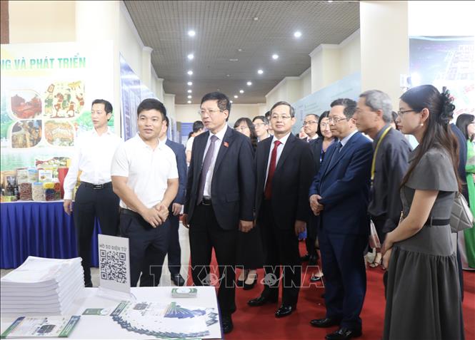 Các đại biểu tham quan triển lãm sản phẩm công nghệ, kết nối doanh nghiệp. Ảnh: Thanh Thương- TTXVN