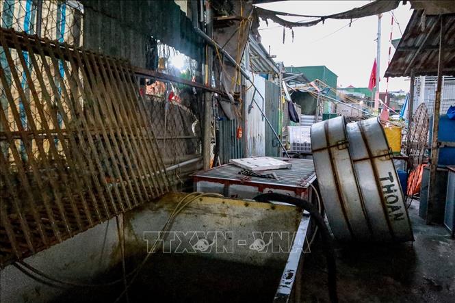 Bình minh ló rạng, phiên chợ khép lại, để lại phía sau một không gian chuẩn bị cho những đổi thay mới. Ảnh: Minh Ánh - TTXVN phát