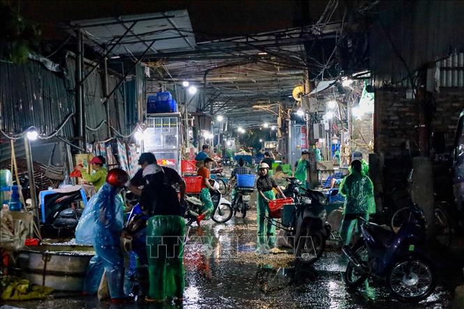 Khung cảnh nhộn nhịp nhưng phảng phất nỗi lưu luyến trong những ngày cuối cùng của chợ. Ảnh: Minh Ánh - TTXVN phát