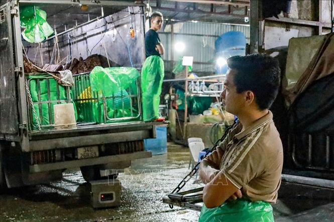 Tiểu thương trầm ngâm khi nhắc đến ngày chợ sắp giải tỏa. Ảnh: Minh Ánh - TTXVN phát