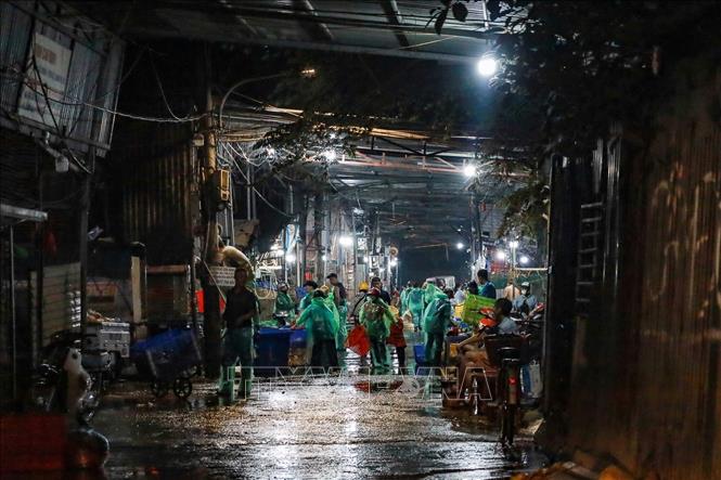 Chợ cá Yên Sở có diện tích hơn 6.000 m2, có nguồn gốc là đất nông nghiệp. Hiện chợ đang có hơn 50 tiểu thương kinh doanh, chủ yếu kinh doanh cá và cho các xe từ các tỉnh về thuê chỗ buôn bán. Ảnh: Minh Ánh - TTXVN phát