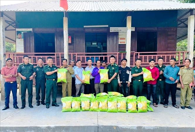 Cán bộ, chiến sĩ Đồn Biên phòng Hướng Phùng (Bộ đội Biên phòng tỉnh Quảng Trị) phối hợp với các đơn vị đồng hành trao quà cho bà con nhân dân trên địa bàn. Ảnh: Võ Dung - TTXVN 