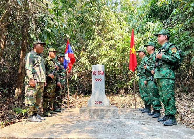 Đồn Biên phòng Hướng Phùng (Bộ đội Biên phòng tỉnh Quảng Trị) phối hợp với các lực lượng, đơn vị bảo vệ biên giới nước bạn Lào tuần tra song phương, bảo vệ chủ quyền biên giới. Ảnh: TTXVN phát