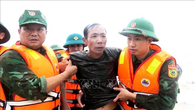 Lực lượng Bộ đội Biên phòng Quảng Trị sát cánh với nhân dân trong ứng phó thiên tai, bão lũ. Ảnh: TTXVN phát