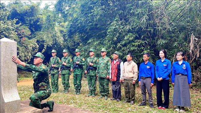 Đồn Biên phòng Hướng Phùng (Bộ đội Biên phòng Quảng Trị) đẩy mạnh tuyên truyền, phổ biến pháp luật về biên giới, chủ quyền lãnh thổ và cột mốc quốc gia. Ảnh: TTXVN phát