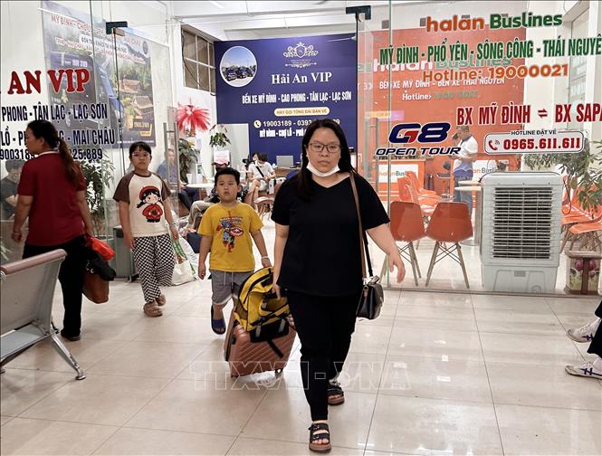 Người dân vội vã rời thủ đô tại bến xe khách Mỹ Đình chiều 24/4. Ảnh: Quốc Khánh - TTXVN