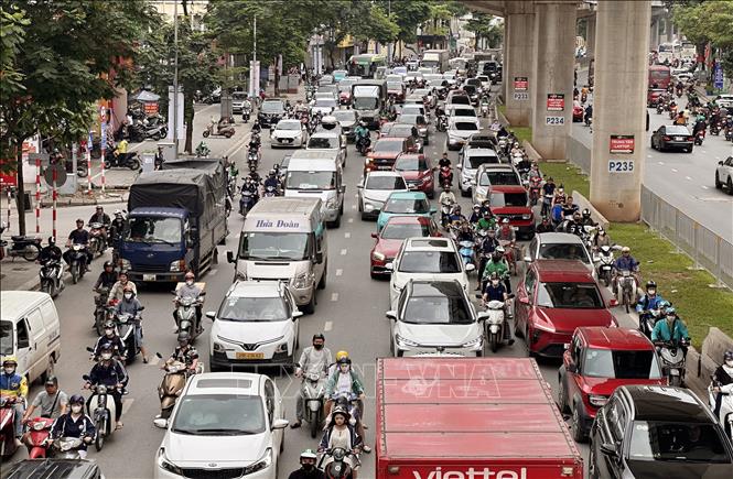 Cuối giờ chiều, tuyến đường Hồ Tùng Mậu khu vực tập trung nhiều trường đại học phương tiện đông đúc hướng ra bến xe Mỹ Đình, vành đai 3 tăng nhanh. Ảnh: Quốc Khánh - TTXVN