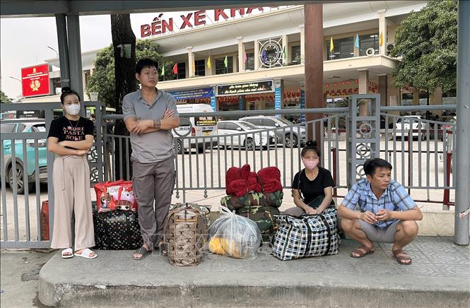 Người dân mệt mỏi chờ xe về quê trong cuối ngày làm việc của kỳ nghỉ lễ Giỗ Tổ Hùng Vương. Ảnh: Quốc Khánh - TTXVN