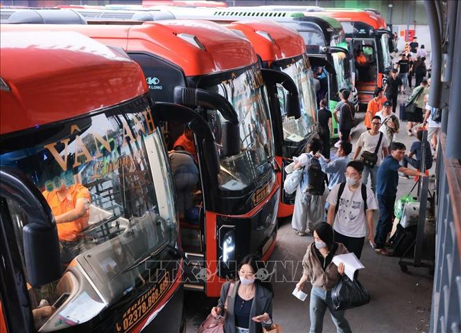 Hành khách lên xe tại Bến xe Nước Ngầm, chuẩn bị rời Hà Nội (ảnh chụp lúc 16h50'). Ảnh: Hoàng Hiếu - TTXVN