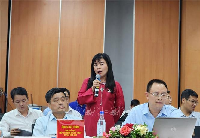 Bà Trần Kim Thoa, Ủy viên Ban Thường vụ Hội An toàn vệ sinh lao động Việt Nam, Giám đốc Công ty trách nhiệm hữu hạn Tư vấn và đào tạo ISO Solutions chia sẻ những vướng mắc trong công tác huấn luyện an toàn vệ sinh lao động. Ảnh: Chu Thanh Vân - TTXVN